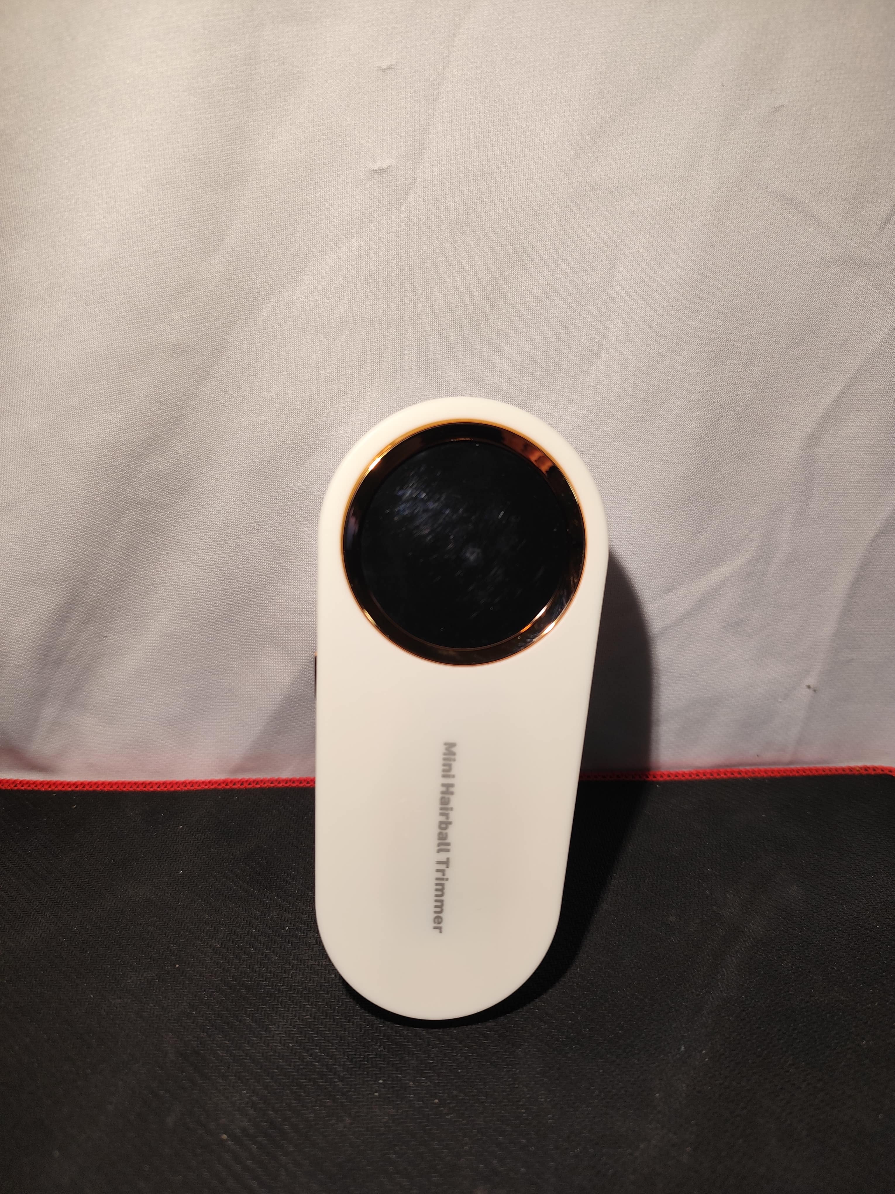 Elektroniczna golarka do ubrań