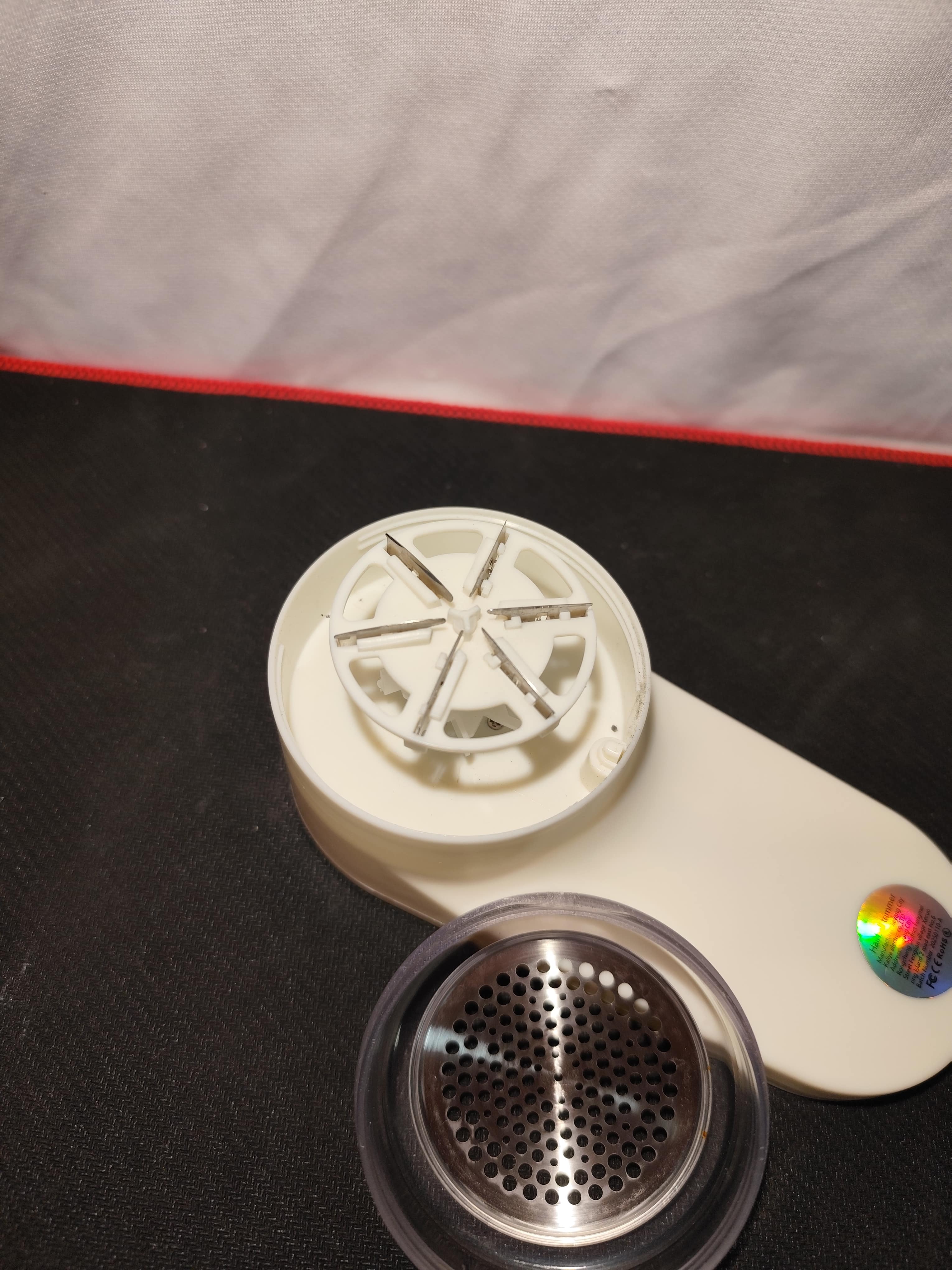 Elektroniczna golarka do ubrań