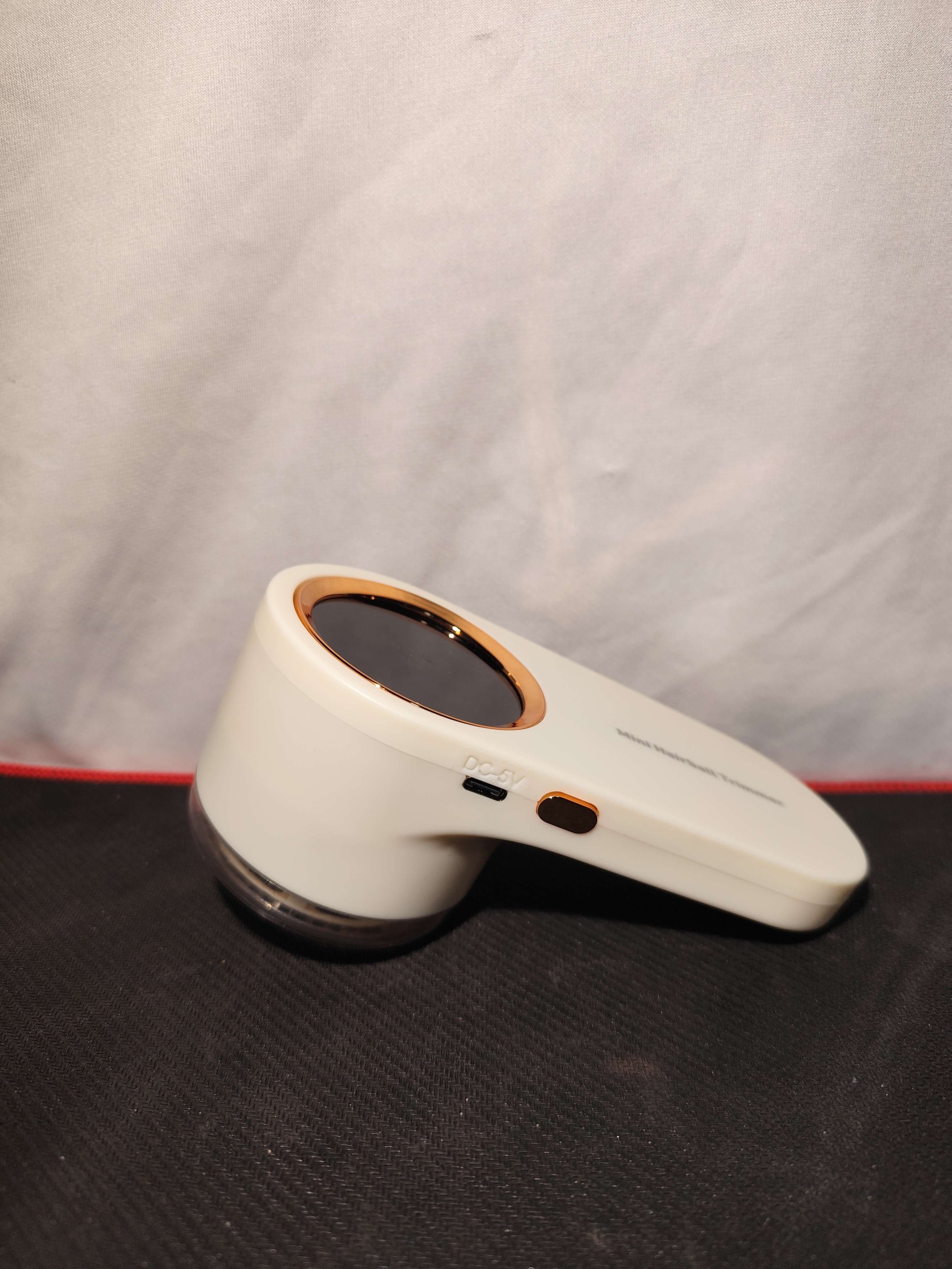 Elektroniczna golarka do ubrań