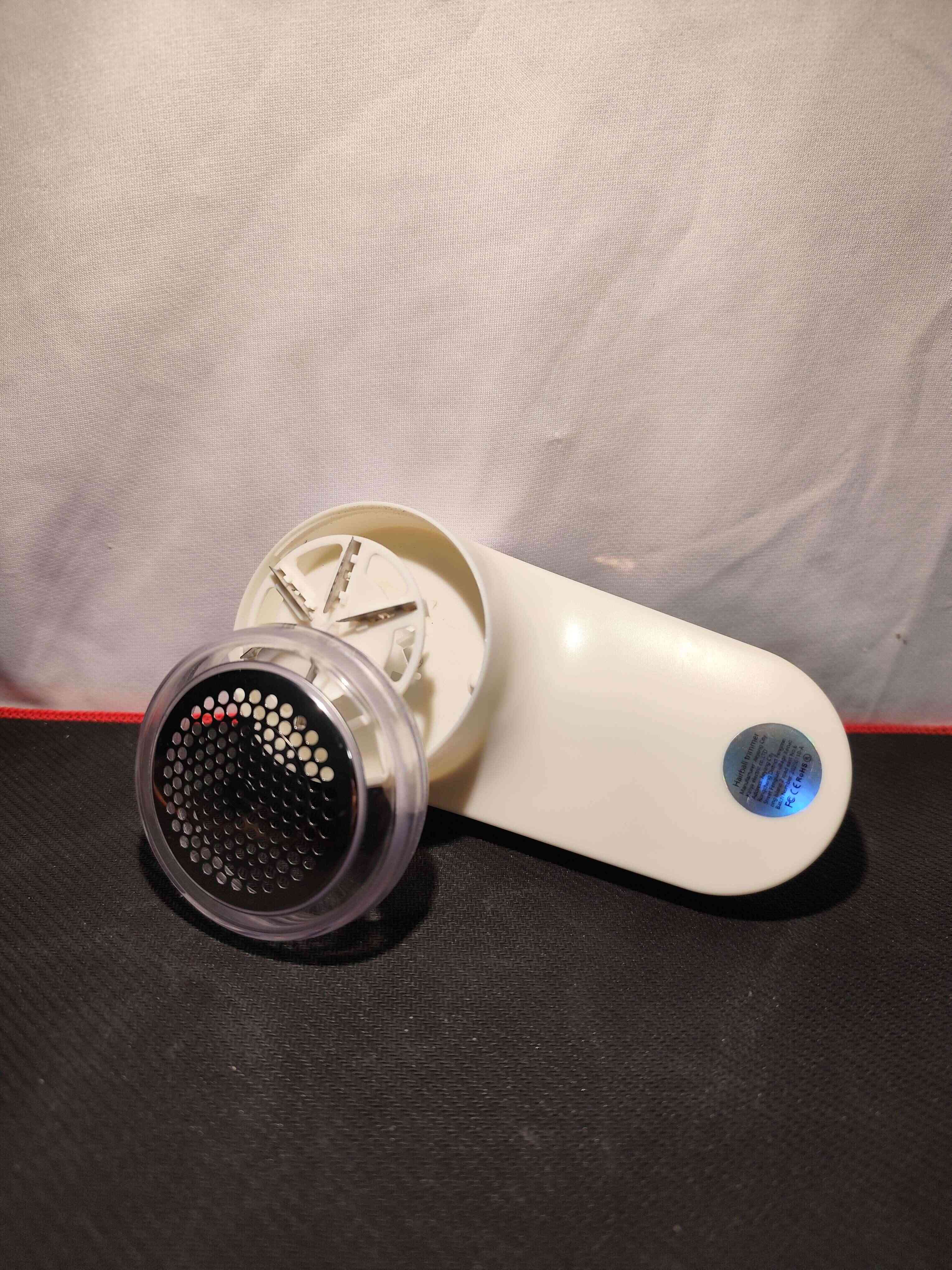 Elektroniczna golarka do ubrań